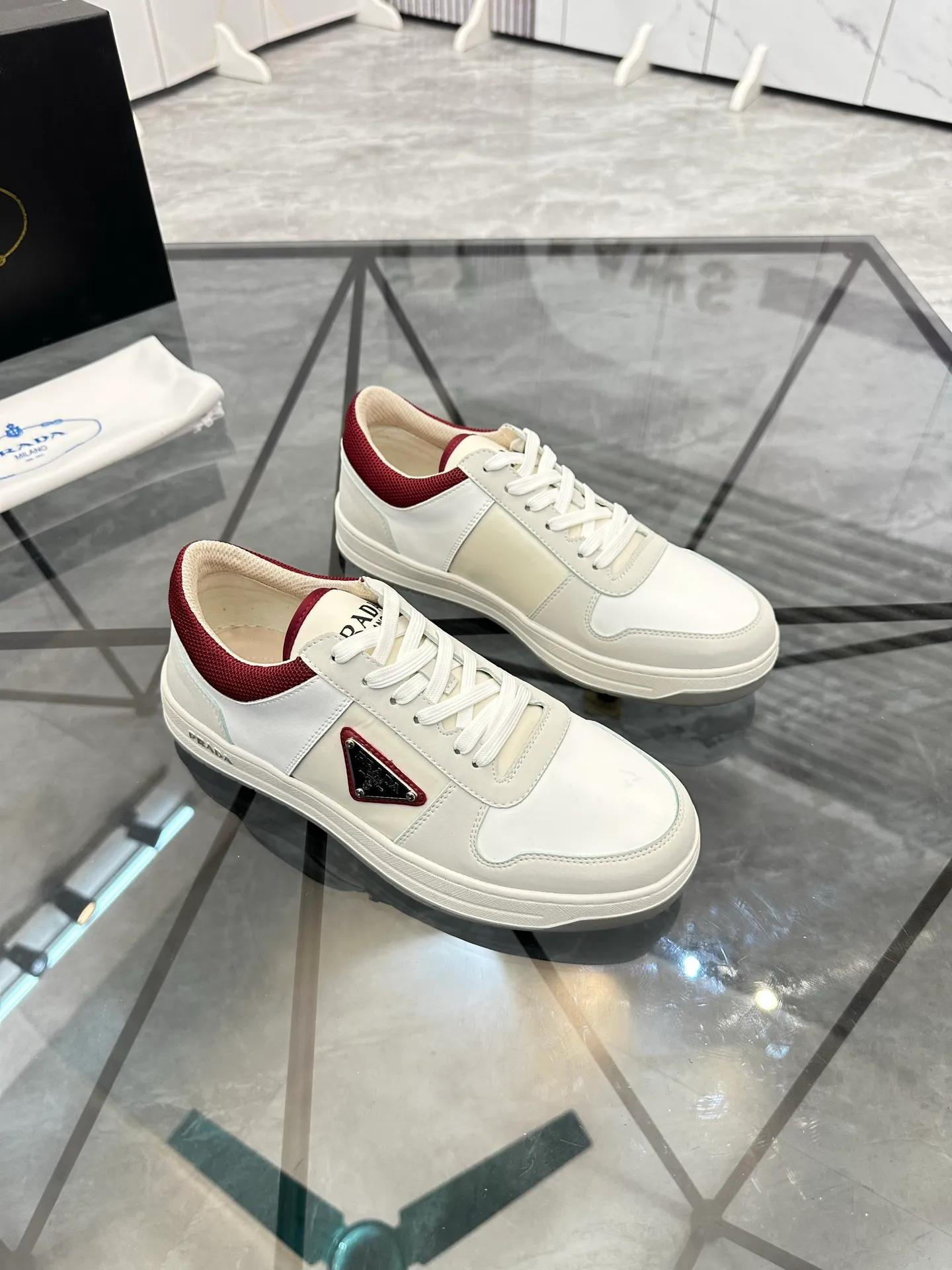 Men's shoes: 💰P420¥ Product trademark: Prada *"Prada*" low-top casual shoes Regular size: 38-44 (can be customized to 45) Product materials: imported cowhide upper with original fabric, breathable lining, original outsole. Number: 020